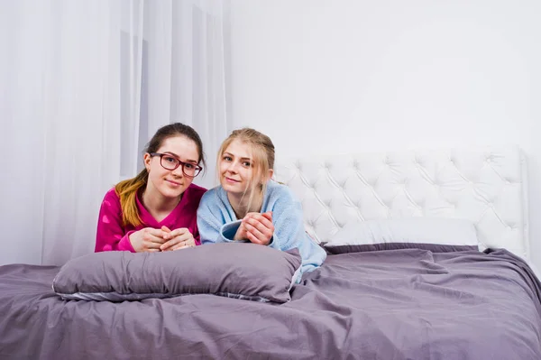 Dva Přátelé Dívky Pyžamu Baví Lůžku Pokoji — Stock fotografie