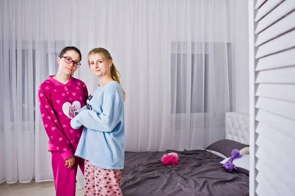 Dos Amigas Chicas Pijama Divirtiéndose Cama Habitación —  Fotos de Stock