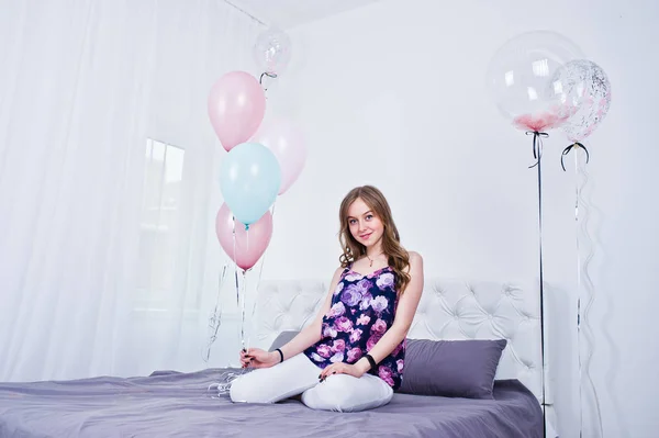 Ευτυχισμένος Κορίτσι Χρωματιστά Μπαλόνια Στο Κρεβάτι Στο Δωμάτιο Γιορτάζοντας Θέμα — Φωτογραφία Αρχείου