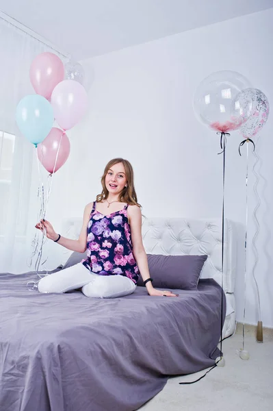 Menina Feliz Com Balões Coloridos Cama Quarto Celebrando Tema Aniversário — Fotografia de Stock