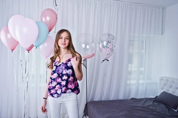 Ευτυχισμένος Κορίτσι Χρωματιστά Μπαλόνια Στο Κρεβάτι Στο Δωμάτιο Γιορτάζοντας Θέμα — Φωτογραφία Αρχείου