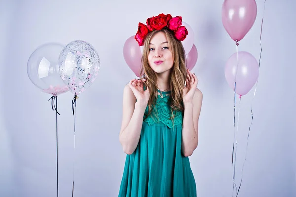 快乐的女孩在绿色 Turqoise 礼服和花圈与彩色气球隔绝白色 庆祝生日主题 — 图库照片