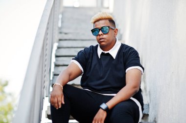 Aslında saç ve merdiven, sokaklarda poz güneş gözlükleri şık Arap Müslüman çocuk.