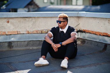 Aslında saç ve çatı, sokaklarda poz güneş gözlükleri şık Arap Müslüman çocuk.