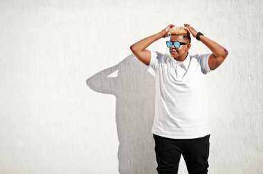 Aslında saç ve çatı beyaz duvara, sokaklarda poz güneş gözlükleri şık Arap Müslüman çocuk.