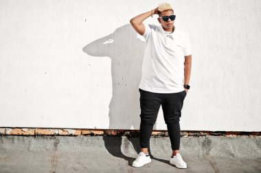 Aslında saç ve çatı beyaz duvara, sokaklarda poz güneş gözlükleri şık Arap Müslüman çocuk.