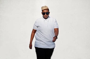 Aslında saç ve çatı beyaz duvara, sokaklarda poz güneş gözlükleri şık Arap Müslüman çocuk.