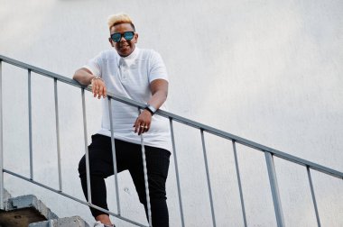 Aslında saç ve merdiven, sokaklarda poz güneş gözlükleri şık Arap Müslüman çocuk.