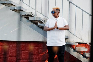 Aslında saç ve merdiven, sokaklarda poz güneş gözlükleri şık Arap Müslüman çocuk.