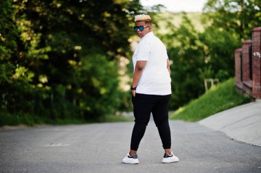 Aslında saç ve güneş gözlükleri şık Arap Müslüman çocuk sokaklarda poz verdi..