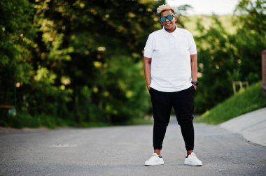 Aslında saç ve güneş gözlükleri şık Arap Müslüman çocuk sokaklarda poz verdi..