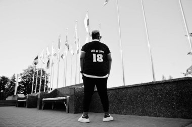 Aslında saçlı şık Arap Müslüman çocuk sokaklarda, farklı ülkelerin bayrakları karşı poz verdi.