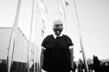 Aslında saçlı şık Arap Müslüman çocuk sokaklarda, farklı ülkelerin bayrakları karşı poz verdi.