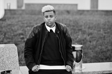 Aslında saçlı şık Arap Müslüman çocuk sokaklarda poz verdi..