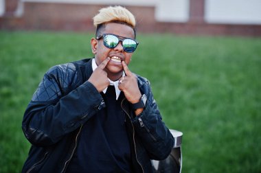 Aslında saçlı şık Arap Müslüman çocuk çelik dişlerini gösterir. 