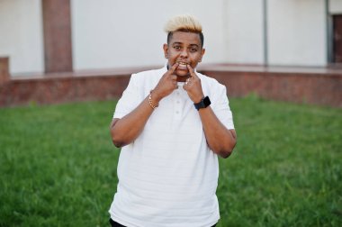 Aslında saçlı şık Arap Müslüman çocuk çelik dişlerini gösterir. 