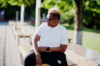 Aslında saçlı şık Arap Müslüman çocuk sokaklarda poz verdi..