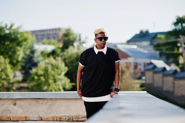 Elegante Chico Árabe Musulmán Con Originalmente Pelo Gafas Sol Posadas —  Fotos de Stock