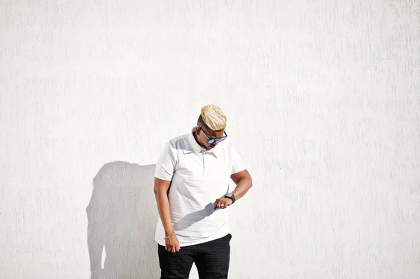 Elegante Chico Árabe Musulmán Con Originalmente Pelo Gafas Sol Posados — Foto de Stock