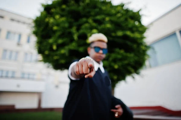 Elegante Chico Árabe Musulmán Con Originalmente Pelo Gafas Sol Posados —  Fotos de Stock