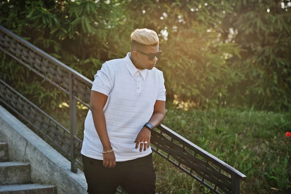 Aslında saçlı şık Arap Müslüman çocuk sokaklarda poz verdi..