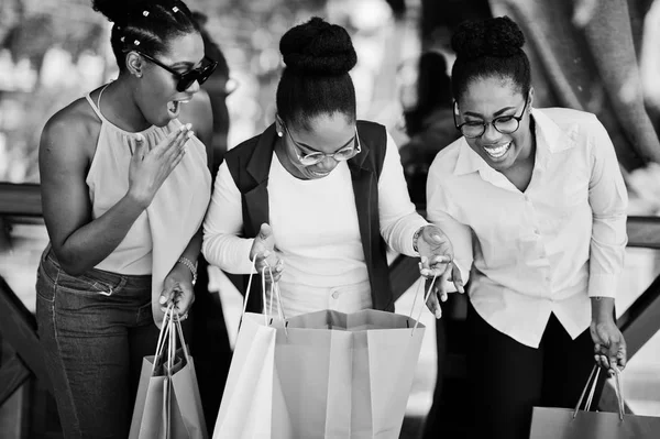 Trzy Dziewczyny Dorywczo African American Kolorowe Torby Zakupy Spacery Świeżym — Zdjęcie stockowe