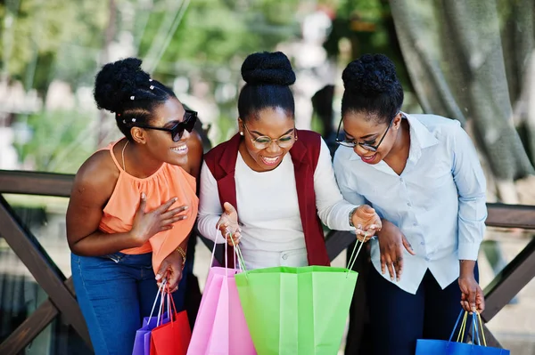 Három Alkalmi Afro Amerikai Lányok Gyaloglás Kültéri Színes Bevásárló Táskák — Stock Fotó