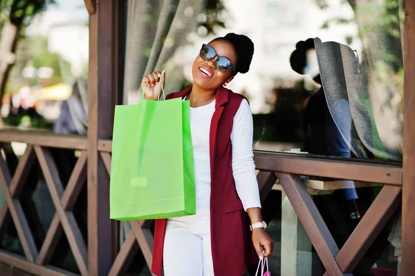 Renkli Alışveriş Torbaları Açık Yürüyüş Ile Casual Afrikalı Amerikalı Kız — Stok fotoğraf