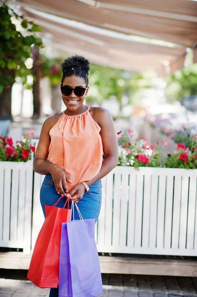 Casual Afro Américaine Fille Avec Des Sacs Colorés Marchant Plein — Photo