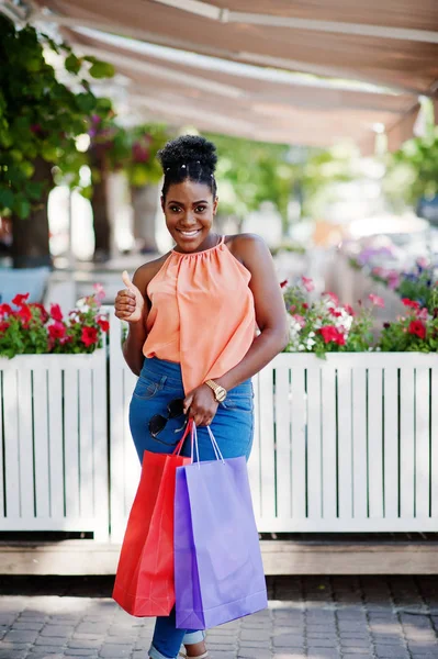 屋外を歩いて色の買い物袋を持つカジュアルなアフリカ系アメリカ人少女 スタイリッシュな黒人女性のショッピング — ストック写真