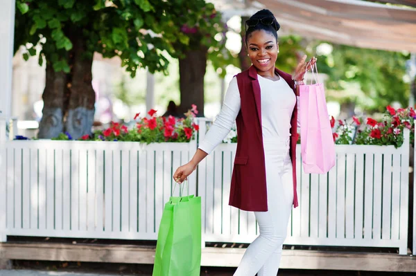 屋外を歩いて色の買い物袋を持つカジュアルなアフリカ系アメリカ人少女 スタイリッシュな黒人女性のショッピング — ストック写真