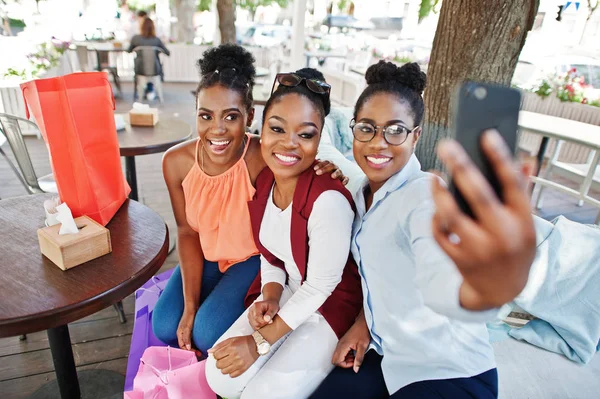 Three Casual African American Girls Colored Shopping Bags Walking Outdoor — Stock Photo, Image