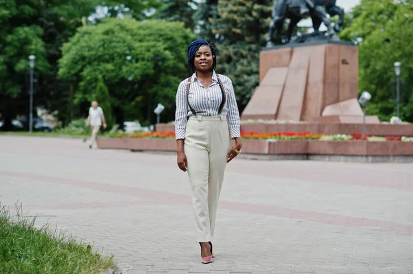 Stylische Afrikanisch Amerikanische Geschäftsfrau Hose Mit Hosenträger Und Bluse Posierte — Stockfoto