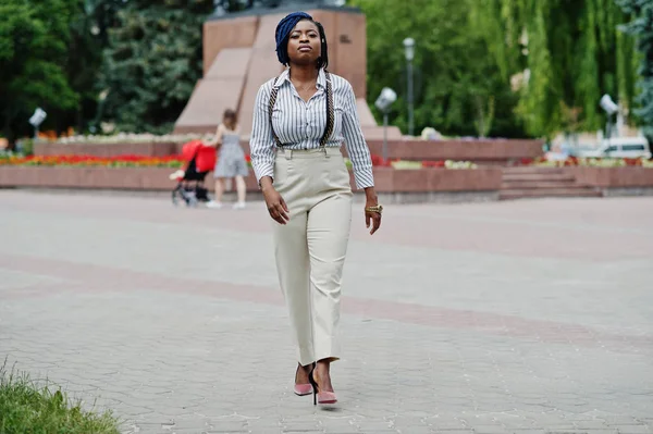 Mulher Negócios Americana Africana Elegante Calças Com Suspender Blusa Posou — Fotografia de Stock