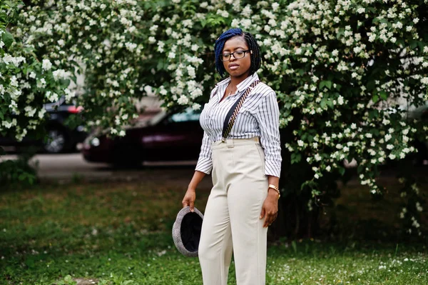Mulher Negócios Americana Africana Elegante Calças Com Suspender Blusa Chapéu — Fotografia de Stock