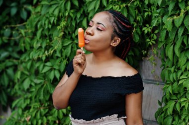 Dondurma ile şık Afrikalı-Amerikalı kadın portresi kapatın.