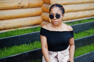 Şık Afrikalı-Amerikalı kadın güneş gözlüğü, açık poz verdi.