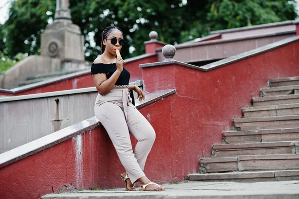 Güneş gözlüğü dondurma ile şık Afrikalı-Amerikalı kadın.