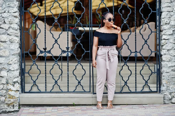 Stylische Afroamerikanerin Mit Sonnenbrille Und Eis — Stockfoto