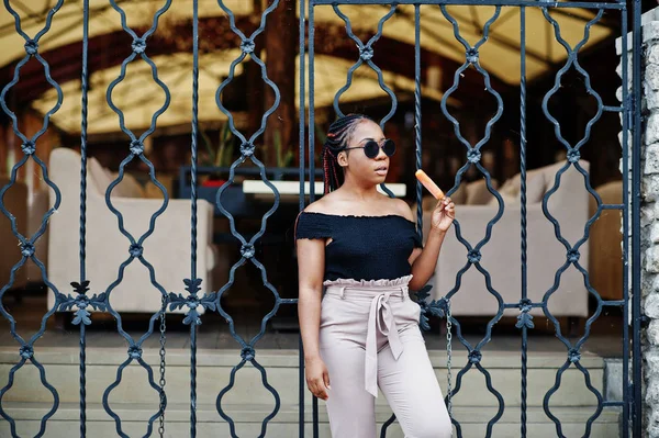 Eleganta Afroamerikanska Kvinnan Solglasögon Med Glass — Stockfoto
