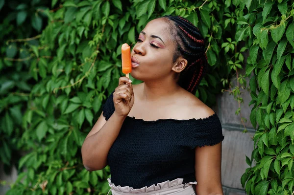 Dondurma ile şık Afrikalı-Amerikalı kadın portresi kapatın.