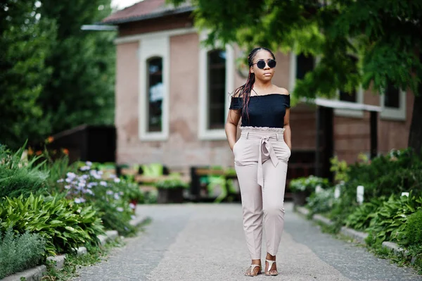 Femme Afro Américaine Élégante Aux Lunettes Soleil Posées Plein Air — Photo