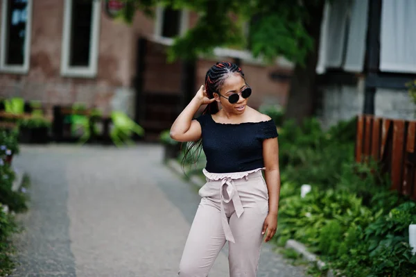 Elegante Mujer Afroamericana Gafas Sol Posaron Aire Libre —  Fotos de Stock