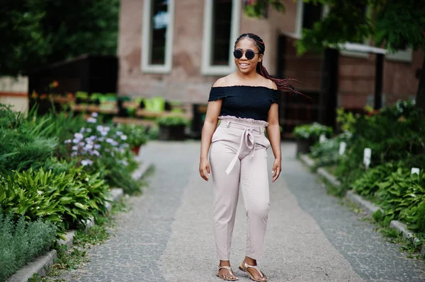 Stylische Afroamerikanerin Posierte Mit Sonnenbrille Freien — Stockfoto