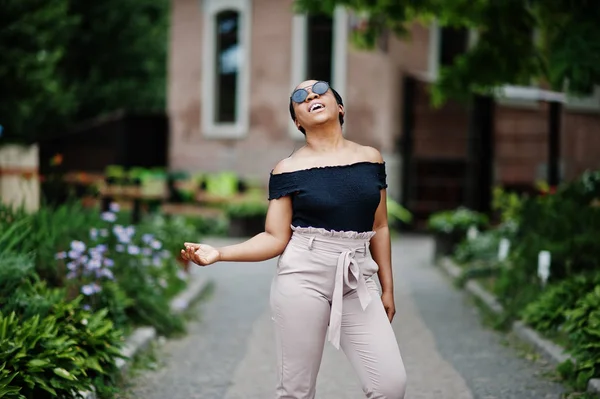 Eleganta Afroamerikanska Kvinnan Vid Solglasögon Poserade Utomhus — Stockfoto