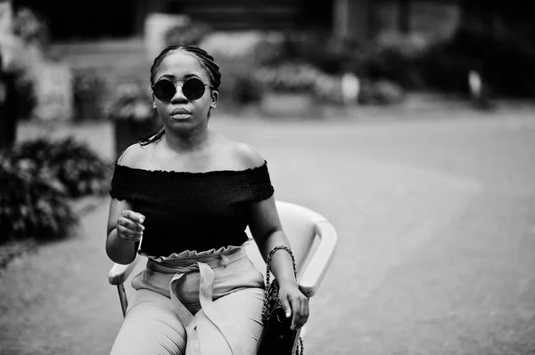 Κομψό Αφρικανική Αμερικανική Γυναίκα Γυαλιά Ηλίου Που Τίθενται Υπαίθρια Καρέκλα — Φωτογραφία Αρχείου