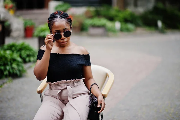 Стильная Африканская Американка Солнцезащитных Очках Позировала Открытым Небом Стуле — стоковое фото