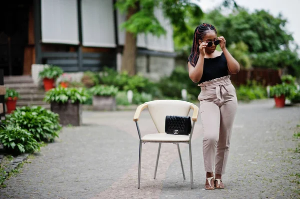 Stylische Afrikanisch Amerikanische Frau Mit Sonnenbrille Posierte Draußen Stuhl — Stockfoto