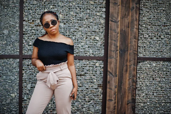 Stylische Afroamerikanerin Posierte Mit Sonnenbrille Freien — Stockfoto