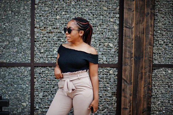 Stylish African American Woman Sunglasses Posed Outdoor — Stock Photo, Image